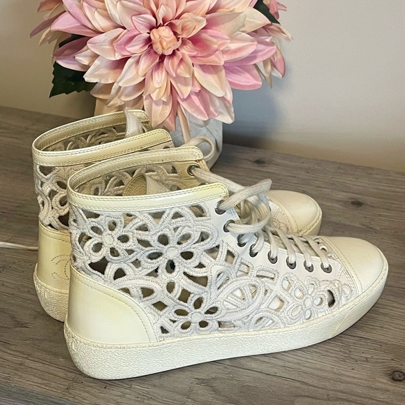 Authentic CHANEL White Camellia laser cut sneakers - Picture 2 of 16